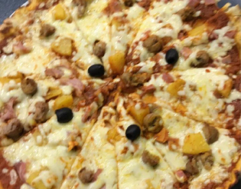 Pizza Costa Rica (ananas saucisse jambon épices)